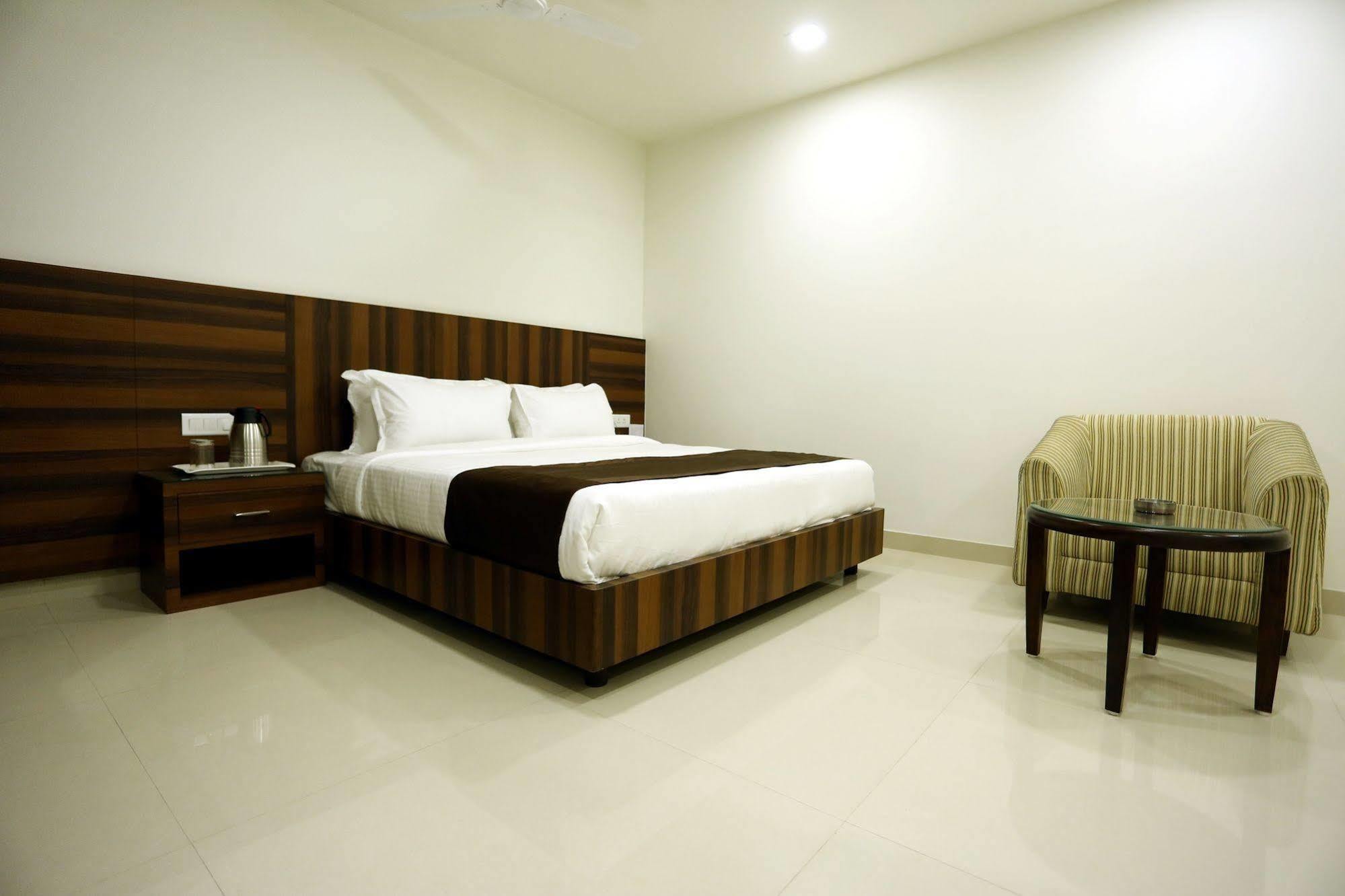 Solitaire Hotel Raipur  Exterior photo