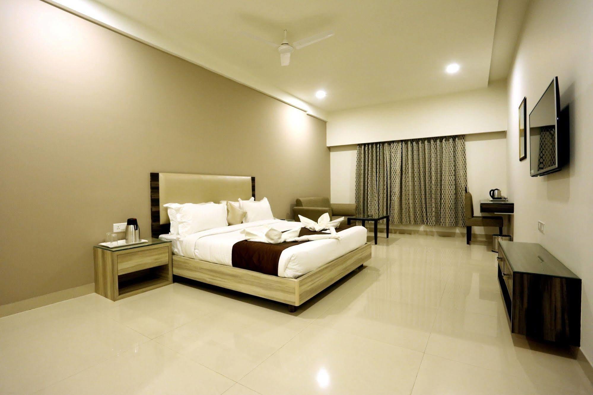 Solitaire Hotel Raipur  Exterior photo