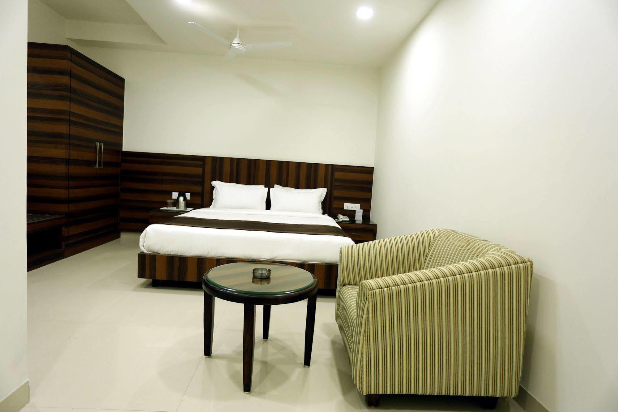 Solitaire Hotel Raipur  Exterior photo